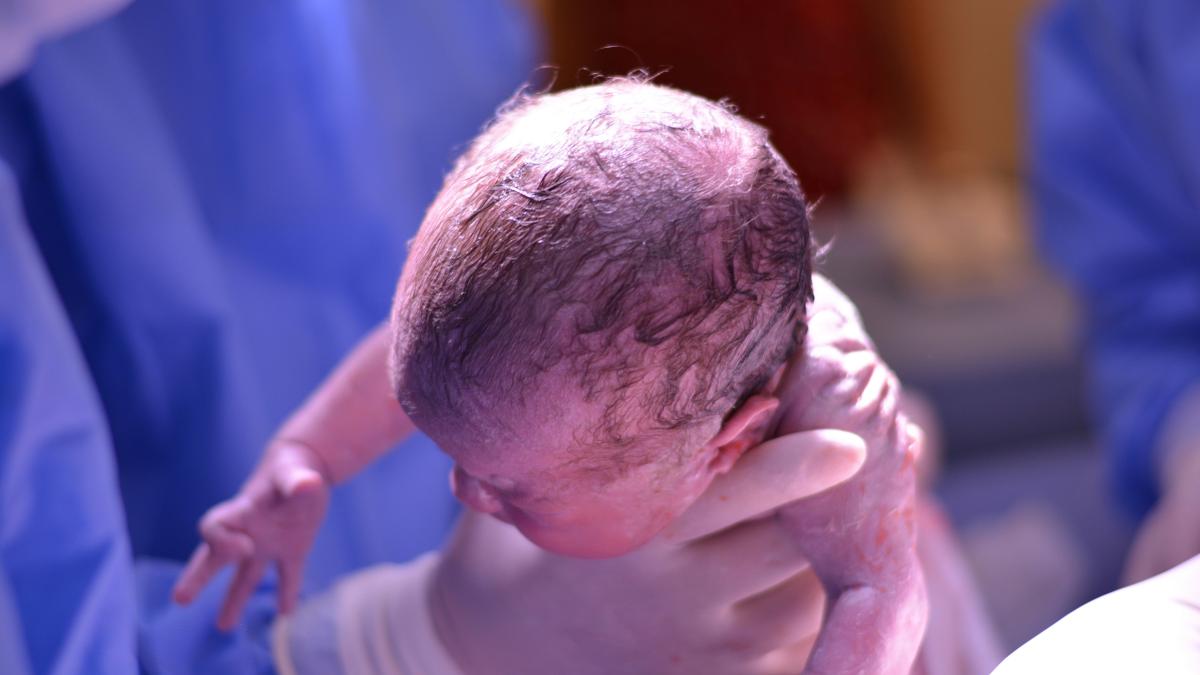 Ce avantaj important au copiii născuți natural față de cei născuți prin cezariană