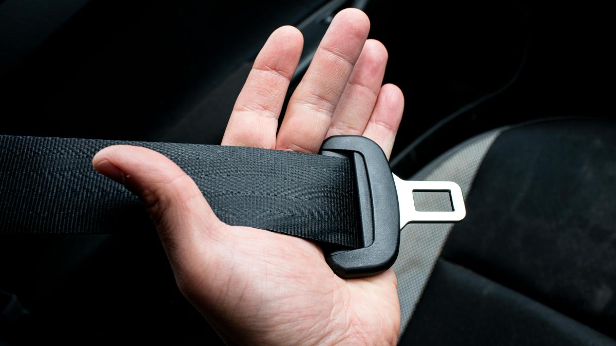Cum se poartă corect centura de siguranţă. Detaliul ignorat de şoferi 