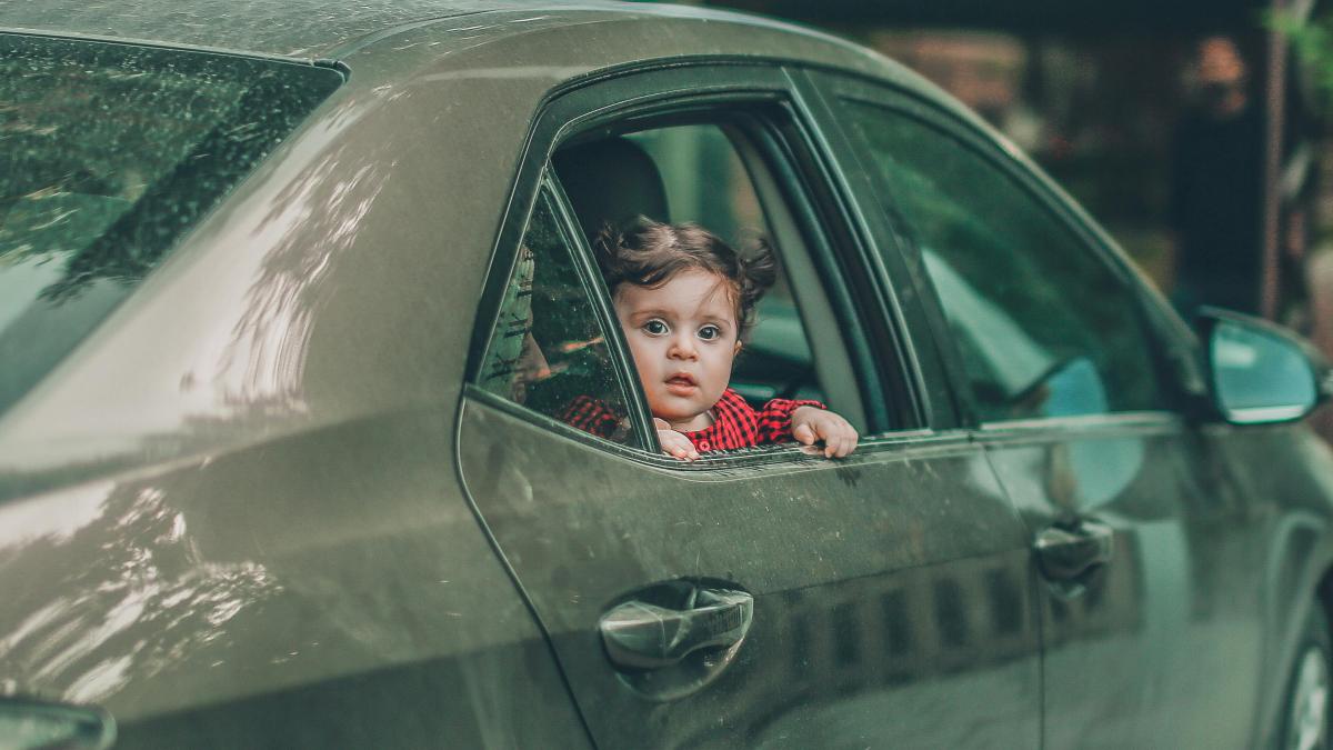 Capul ca o bilă de bowling: riscul uriaș la care îți expui copilul în mașină