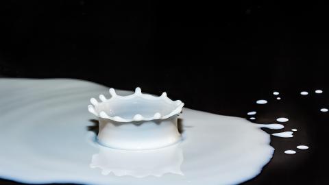 Laptele dulce, inamicul pielii? Avertismentul unui dermatolog despre acnee și alimentație