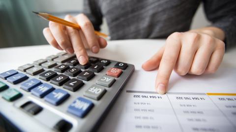 Taxă de 25 de lei pentru coletele din afara UE, propusă de Ministerul Finanțelor