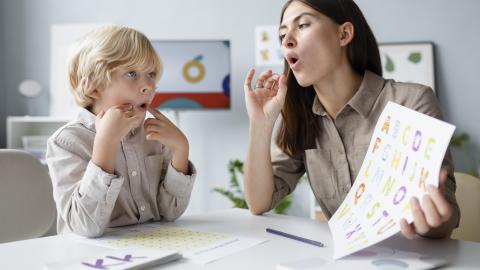 Dislexia, o provocare pentru elevi și profesori. Ce soluții există