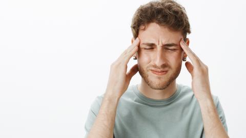 Cum pot fi prevenite migrenele cronice cu terapii moderne