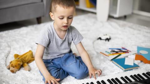 Adevărul surprinzător despre copiii cu autism. Profesoara de pian care le descifrează lumea