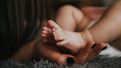 Reflexele care arată dacă bebelușul se dezvoltă normal, explică kinetoterapeutul Camelia Ștefan
