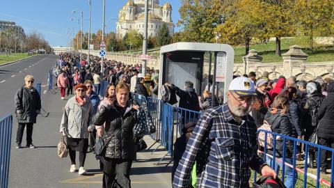 Coadă uriaşă la Catedrala Naţională. Mii de oameni aşteaptă să intre în Sfântul Altar