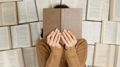 De ce nu mai sunt liceeni atrași de lectură? Conf. univ. dr. Florentina Sâmihăian spune unde greșesc profesorii