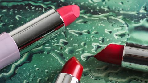 Mesajul pe care îl dă rujul folosit de femei. Culoarea care te scapă de amendă în trafic 