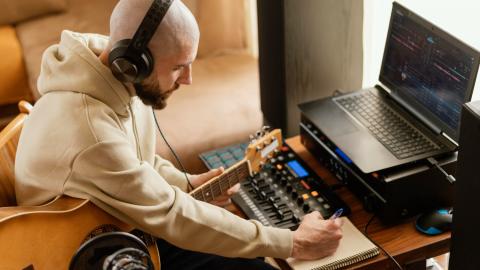 Conflictul dintre artist și inteligența artificială. Cum ar trebui adaptate drepturile de autor pentru a rezolva problema