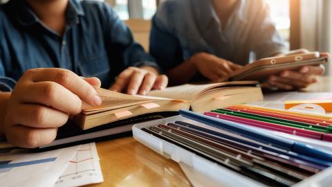 Vor avea elevii manuale noi în septembrie 2026? Polixeniu Anghel, invitat la DC Edu