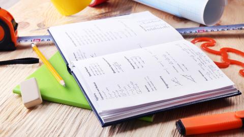 De ce sunt manualele elevilor atât de slabe? Explicația, oferită de directorul executiv al Uniunii Editorilor din România