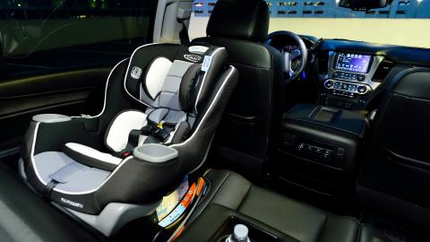 Pui scaunul pentru copii pe bancheta din faţă a maşinii? Paşii pe care trebuie să îi urmezi 