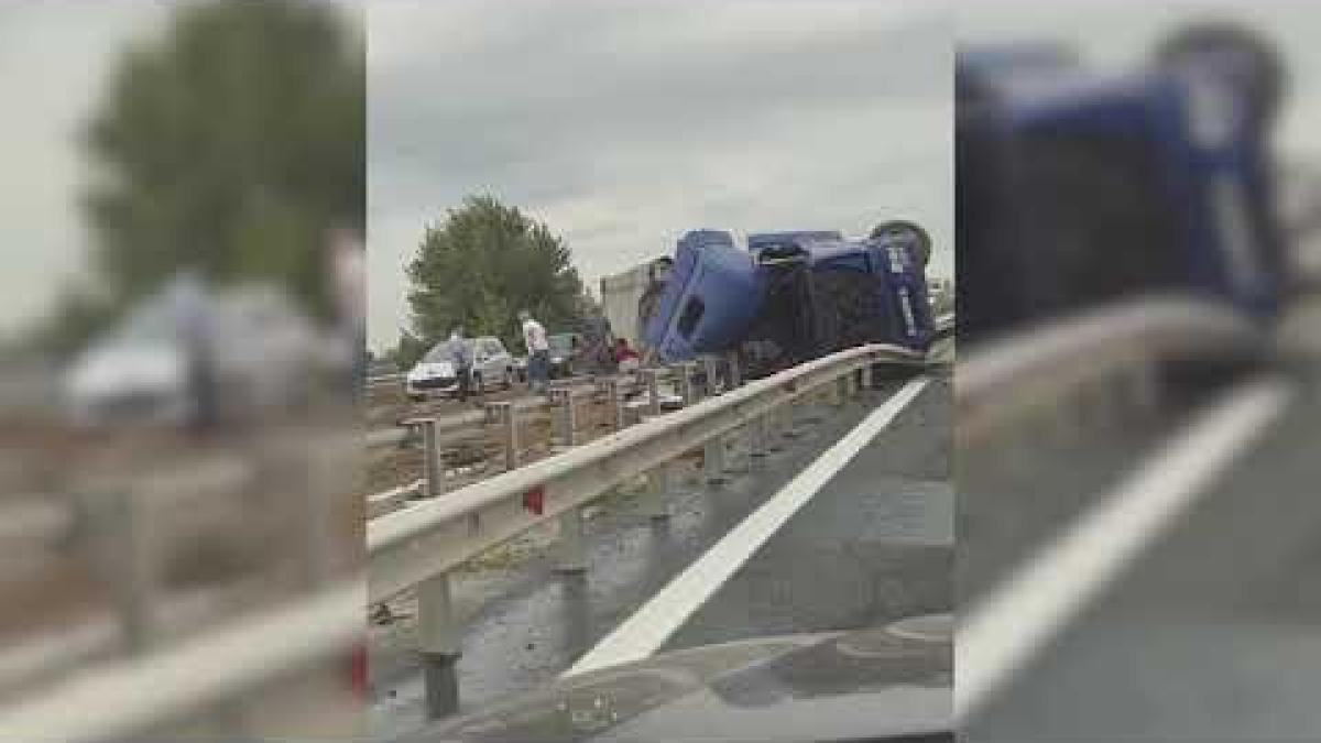 Accident pe A3. Un TIR s-a răsturnat la intrarea pe autostradă