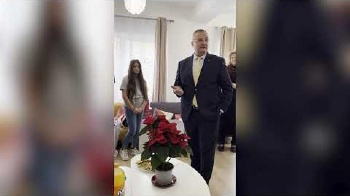 De ziua lui, Nicolae Ciucă a vizitat un centru de copii din Ilfov, alături de Hubert Thuma