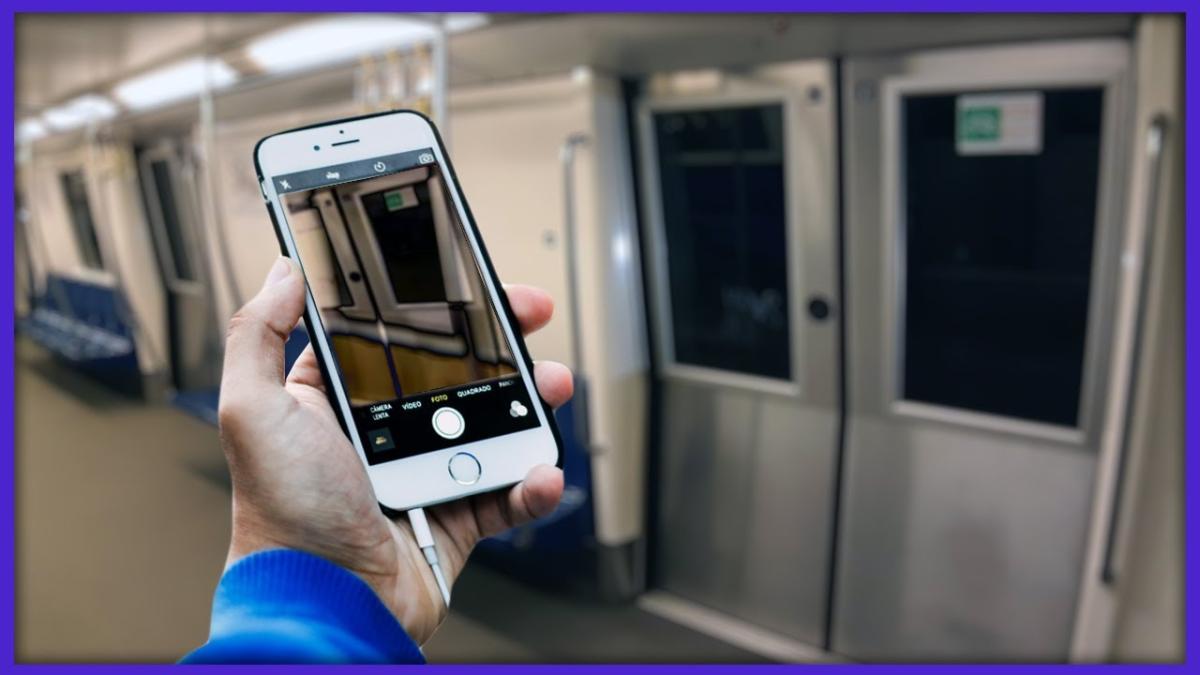 Ministrul care-și face selfie în metrou. Comentariul sociologului: N-ai nicio credibilitate