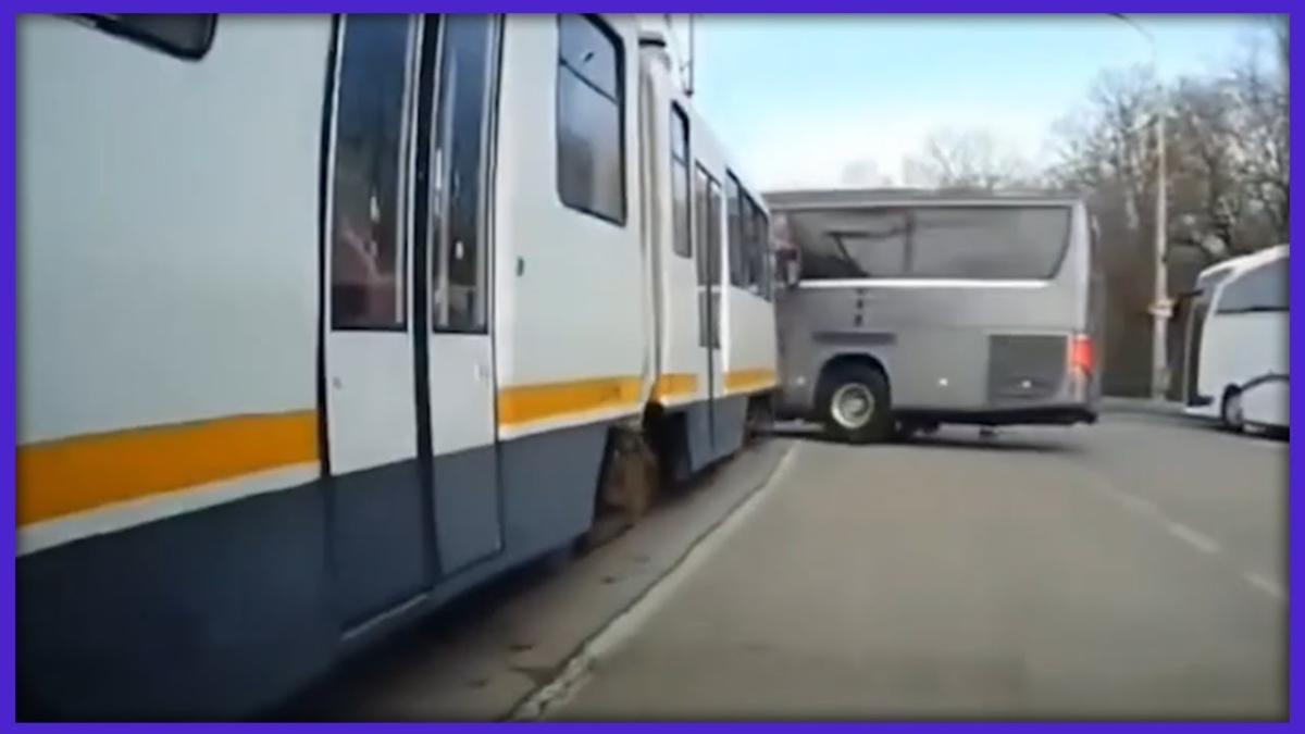 Accident între un autobuz și un tramvai. Vatmanul nu a frânat deloc, deci cine a greșit?