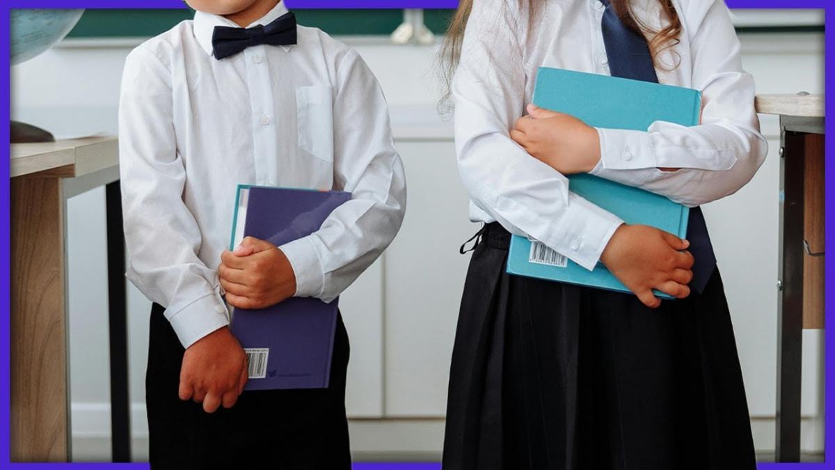 Uniforma școlară polarizează societatea românească. Pot fi exprimate valorile unei instituții și fără niște haine cu un anume logo?