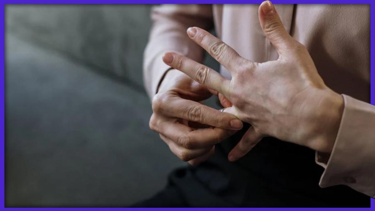 Abuzul economic în divorț. Psiholog: Îți ține banii și cardurile. Se asigură că nu vei avea bani de avocat
