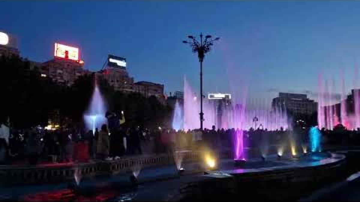 Cum arată spectacolul de apă și lumini din Piața Unirii. Turiștii străini se înghesuie să-l admire