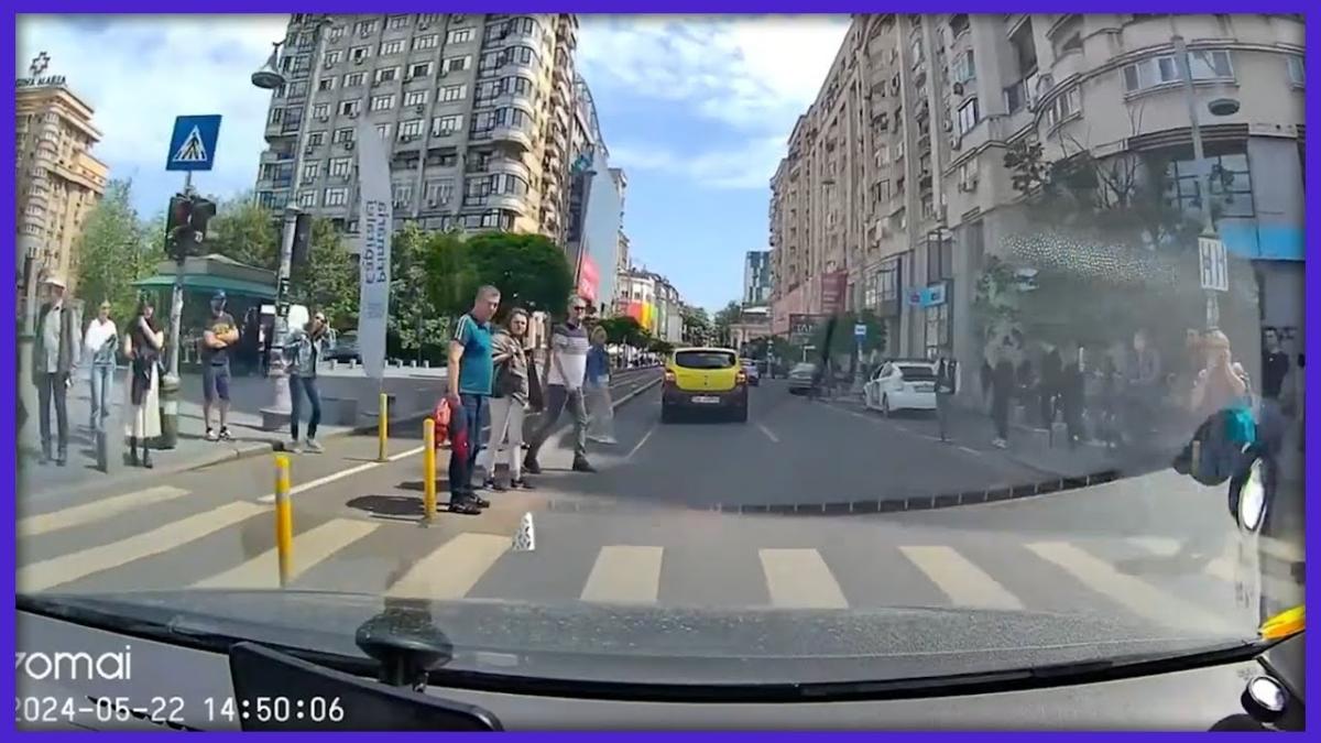 Pietonul român tot pe roșu trece strada. Clip cu cel mai bun exemplu din București: Chiar dacă vine mașina, toți fac pasul înainte pe trecere