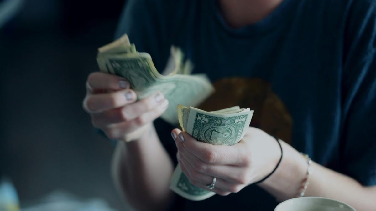 Cum să economisești bani: Experții spun că trebuie să faci acest lucru în ziua în care încasezi salariul