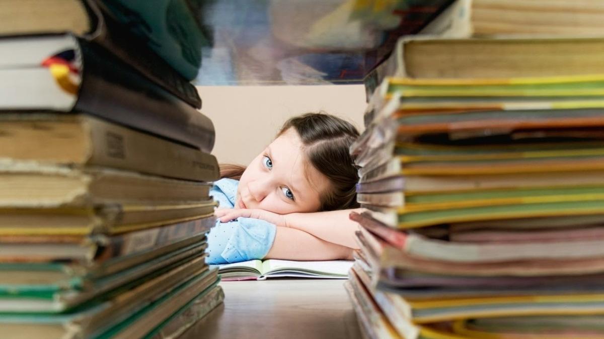 Părinții, epuizați în încercarea de a-i oferi copilului totul. Specialist: Poate să învețe germană și fără să alergi prin tot Bucureștiul