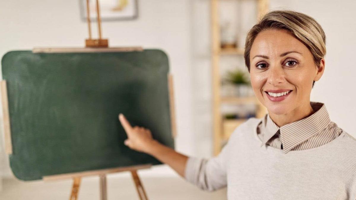 Profesorii tineri nu colaborează cu adevărat cu dascălii cu experiență: Există „o barieră” între generații