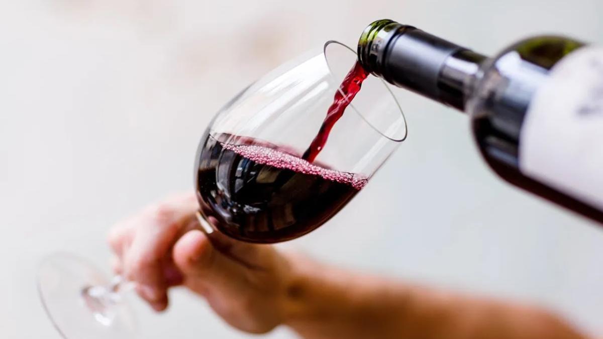Cât vin poţi să bei pe zi? Medic: 10 unități nu înseamnă 10 sticle!