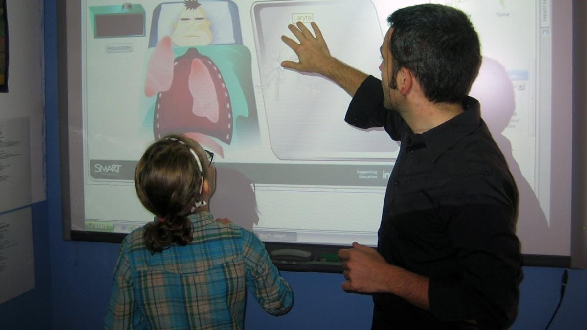 Sistemul românesc de învățământ se digitalizează. Statul cumpără table smart și instruiește profesorii pentru noile tehnologii