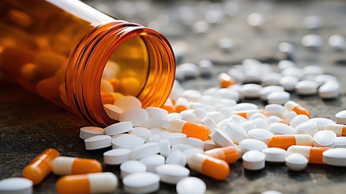 Consumul abuziv de medicamente trimite 1 din 5 români la spital. Comisar-șef: Sunt tot droguri