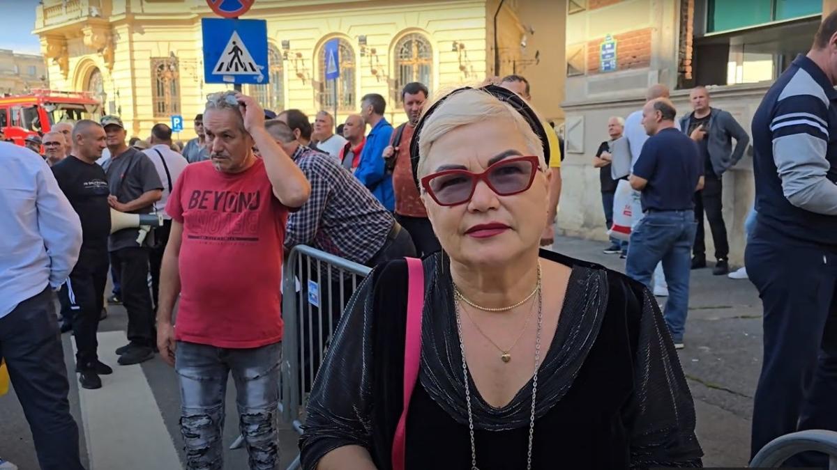 Pensionară din grupele speciale, revoltă la porțile Ministerului: Când lucram în mine, doamna ministru de juca cu păpușile. Să pună mâna pe istorie!