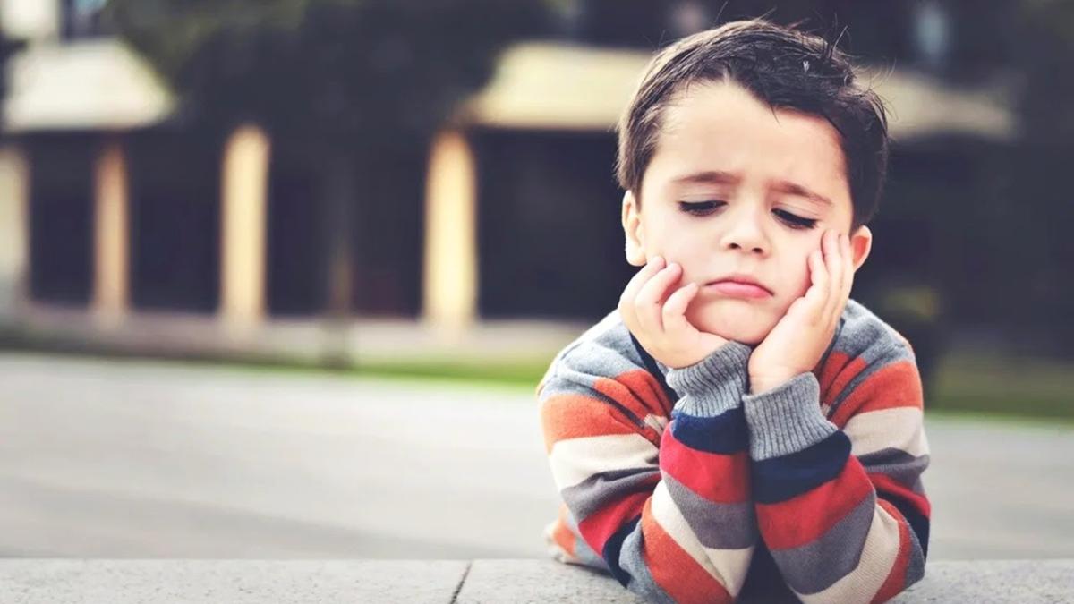 Când îi spui copilului „Nu-i așa grav, de ce te agiți?”, îi respingi emoțiile. Iată de ce