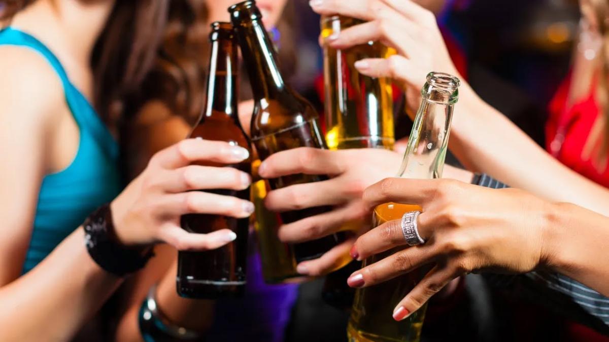 „Bine că doar bea alcool”: Bucuroși că nu consumă droguri, părinții ignoră pericolele alcoolului pentru copii