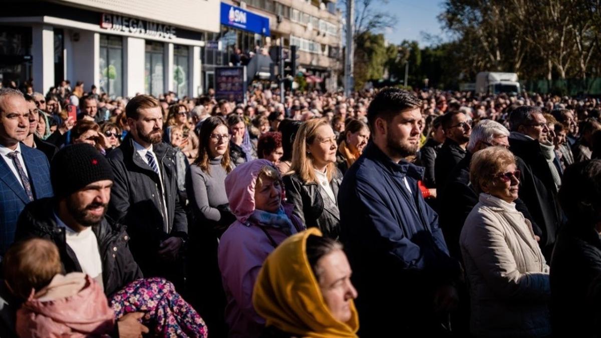 Noaptea la karaoke, ziua la moaște: Candidații la prezidențiale fac campanie pe toate fronturile