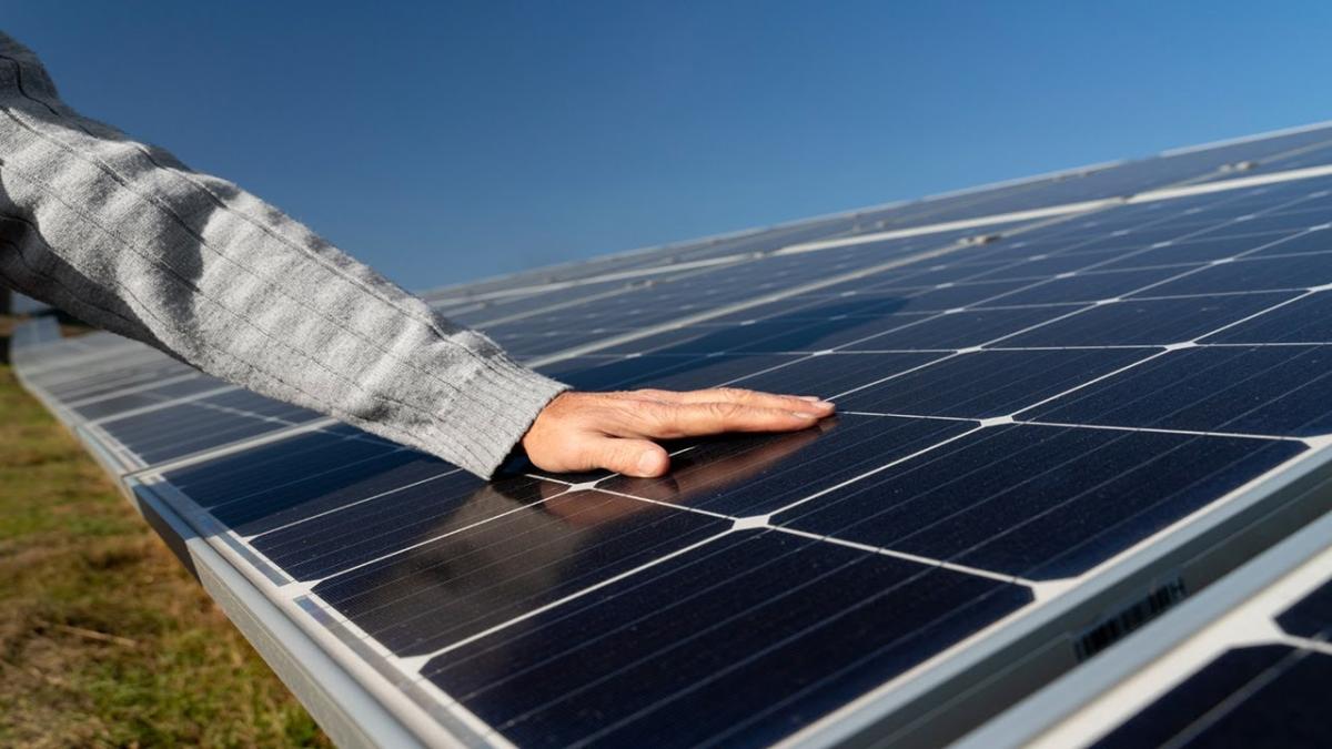 Eficiența panourilor solare. Cât de mult le scade randamentul în timp