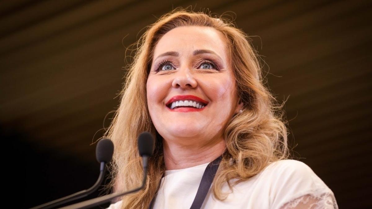 „Cine o iubește, o iubește oricum”: Ce șanse are Elena Lasconi să ajungă în turul doi?