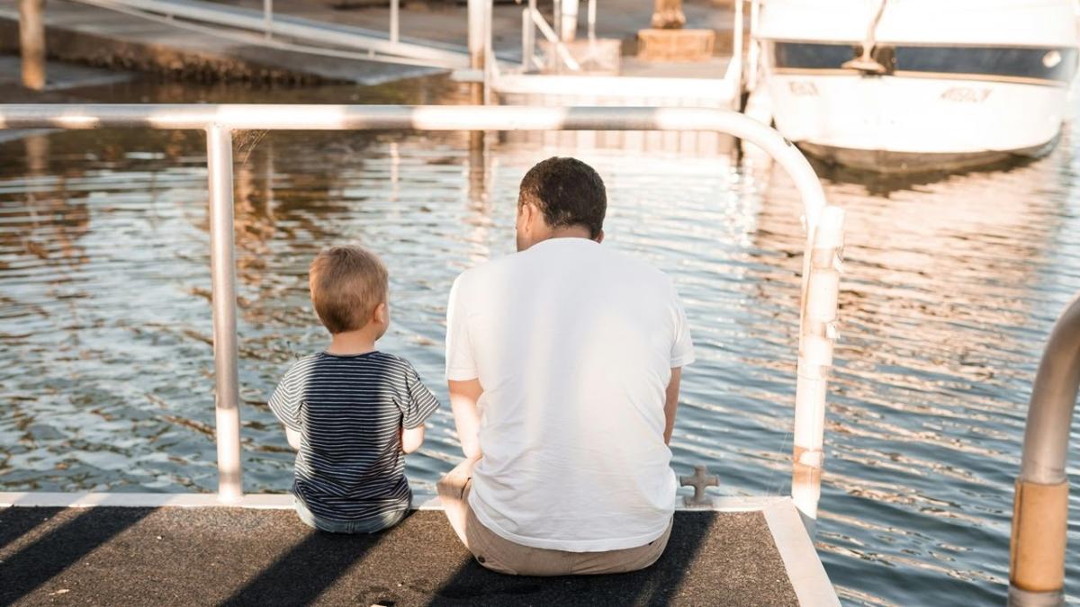 Cât de importantă este relația tată-fiu? Psiholog: „Curajul nu se învață stând la măsuță cu mama și colorând”