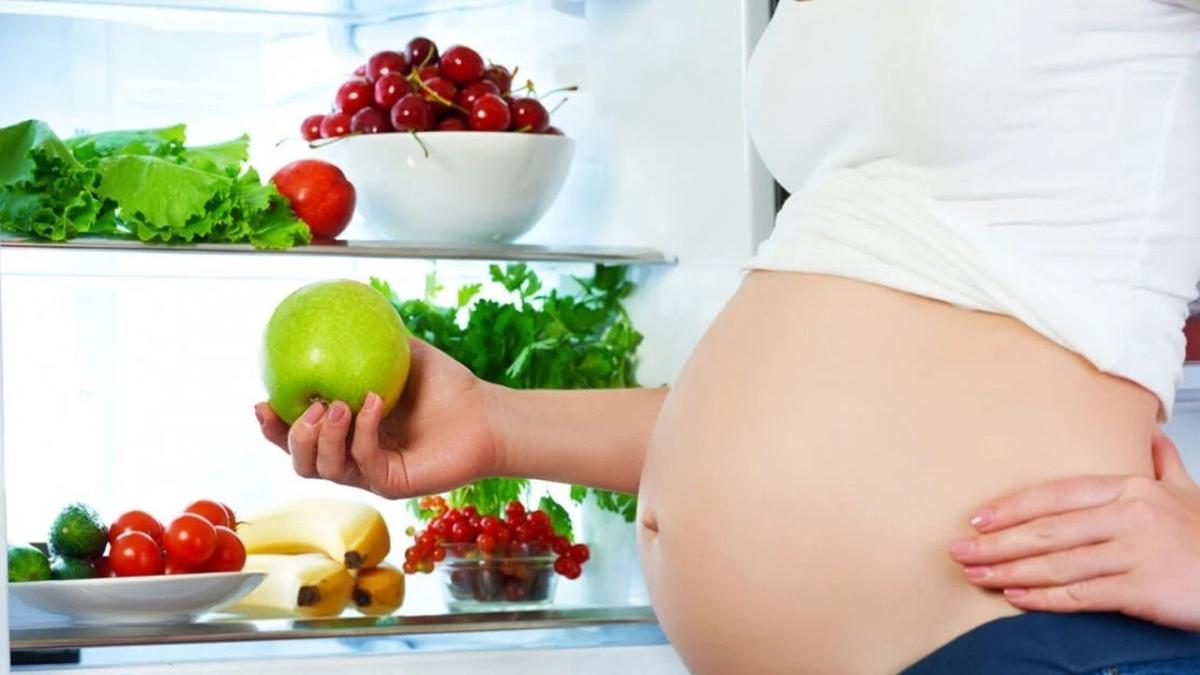 Alimente și băuturi interzise în sarcină: produse care pot pune în pericol sănătatea viitoarei mămici