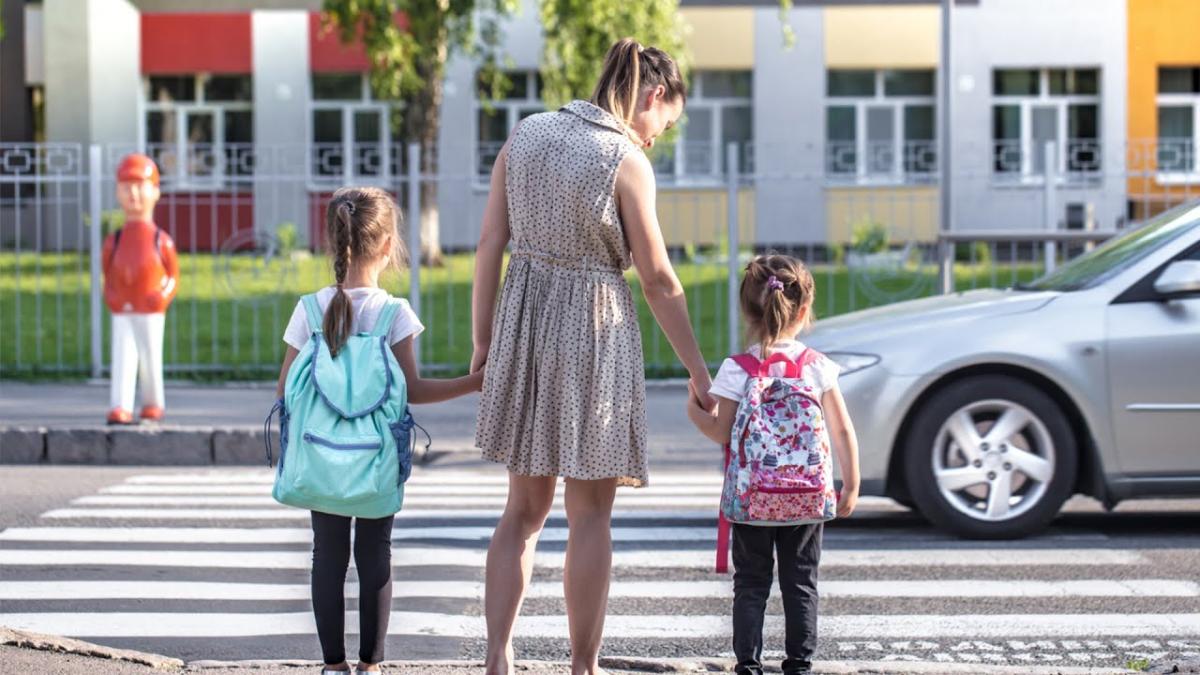 Ce trebuie să facă părinții înainte să își lăse copiii singuri pe stradă. Titi Aur: „Un risc există”