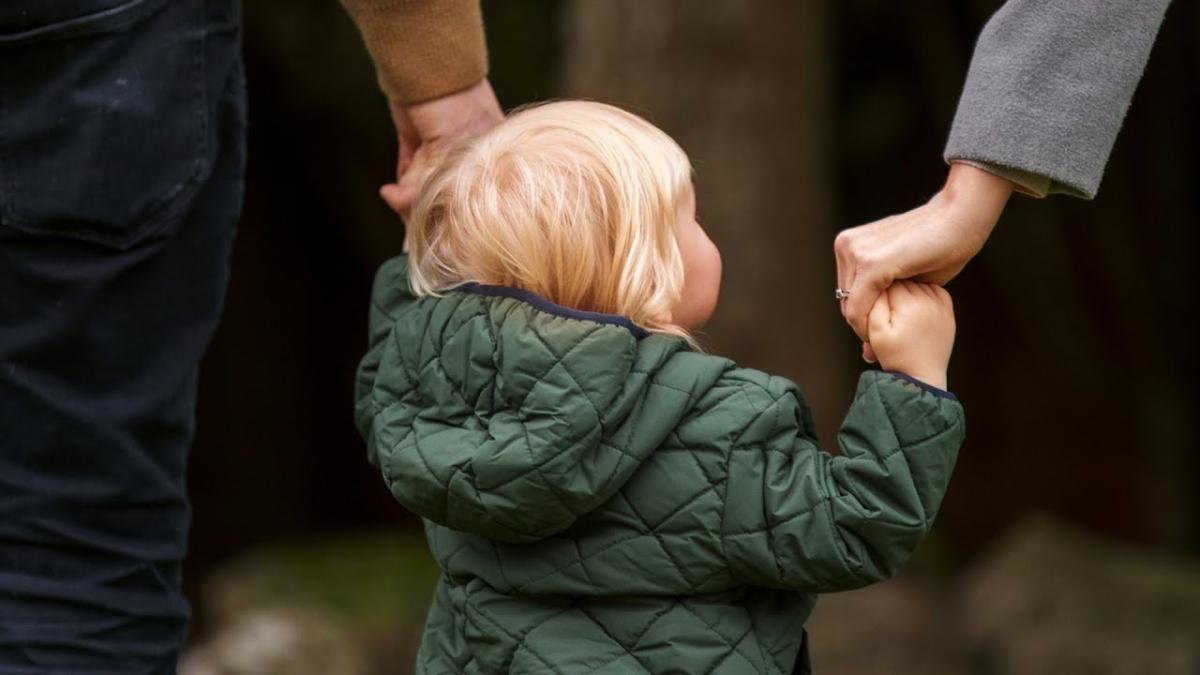 Ce înseamnă creșterea unui copil în zilele noastre. Câteva comparații făcute de un psiholog