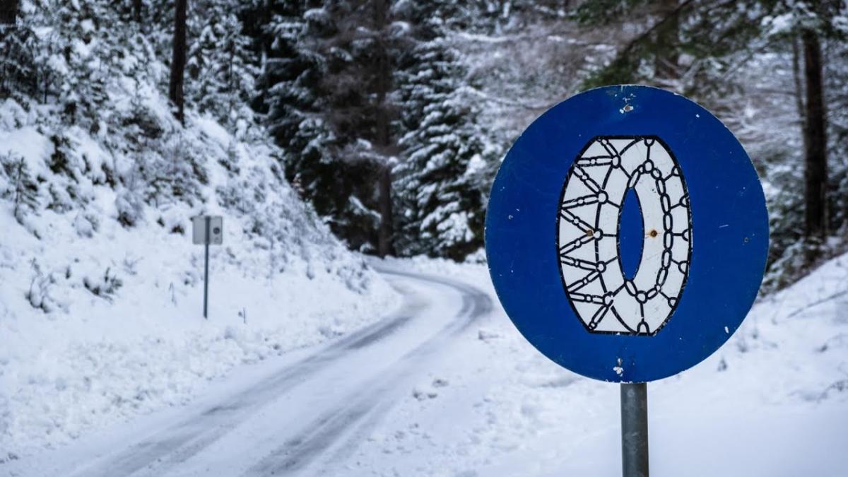 Cum prevenim accidentele pe gheață și polei. La ce trebuie să fim atenți înainte de a pleca la drum