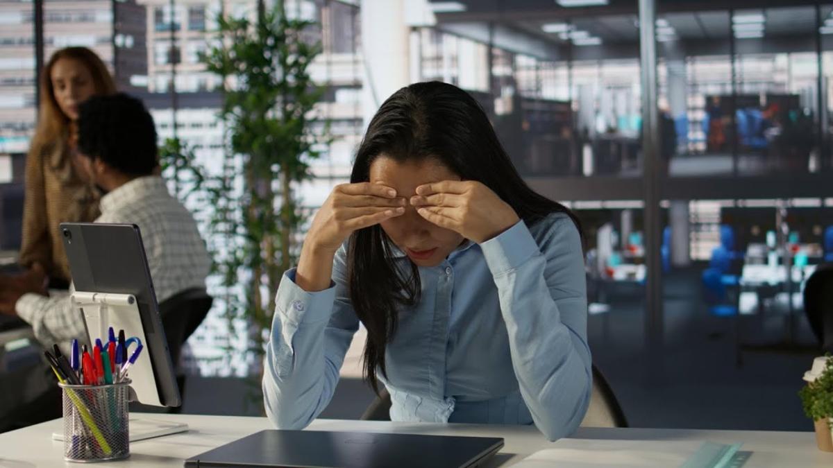 Lipsa unei legi pentru epuizarea profesională. Psiholog: Dacă nu mai dai randament, angajatorul te pune pe liber