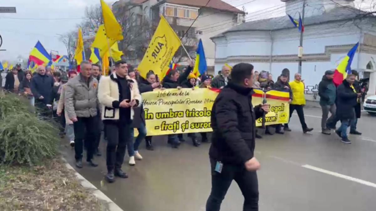 George Simion conduce Marșul Unirii la Focșani: Sute de susținători și scandări patriotice
