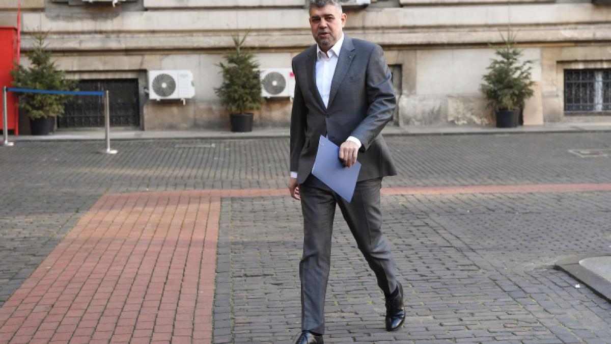 Marcel Ciolacu, gafă pe TikTok când şi-a pus sarmalele pe frunte