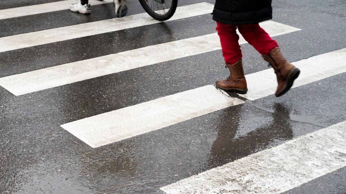 Traversatul străzii în Capitală, cursă cu obstacole: Dacă nu ai buletin de Bucureşti, nu te descurci