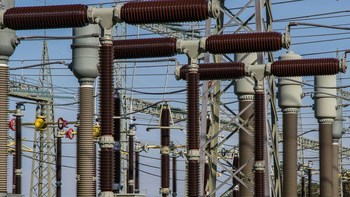 Paradoxul consumatorilor vulnerabili din România. Plătesc cu până la 20% peste preţul pieţei