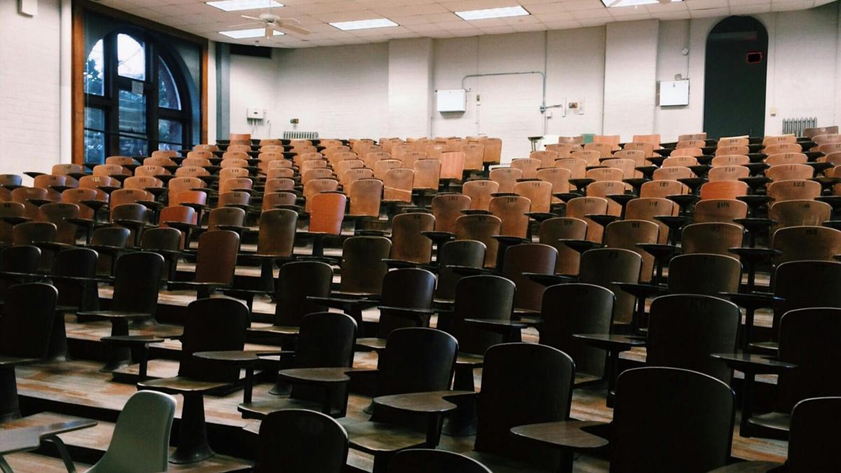 Rata de abandon din universităţi, uriaşă. Prof. Mihai Coman spune că fenomenul e ciudat