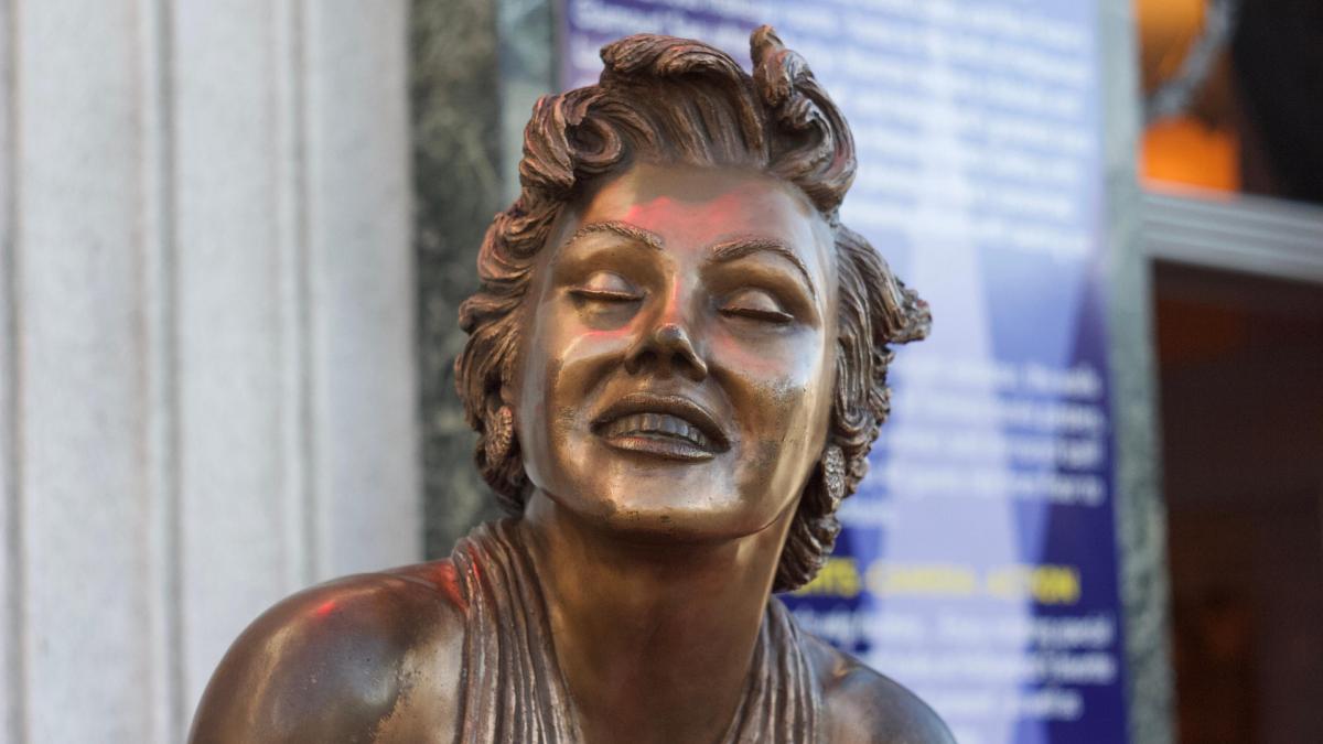 Sute de persoane deghizate în Marilyn Monroe au plonjat în ocean în cadrul unui eveniment de caritate