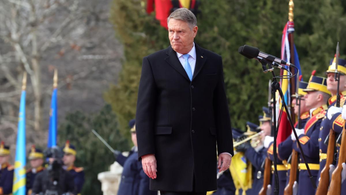 Demisia lui Klaus Iohannis, primită cu brațele deschise. Mugur Ciuvică: Stătea degeaba acolo