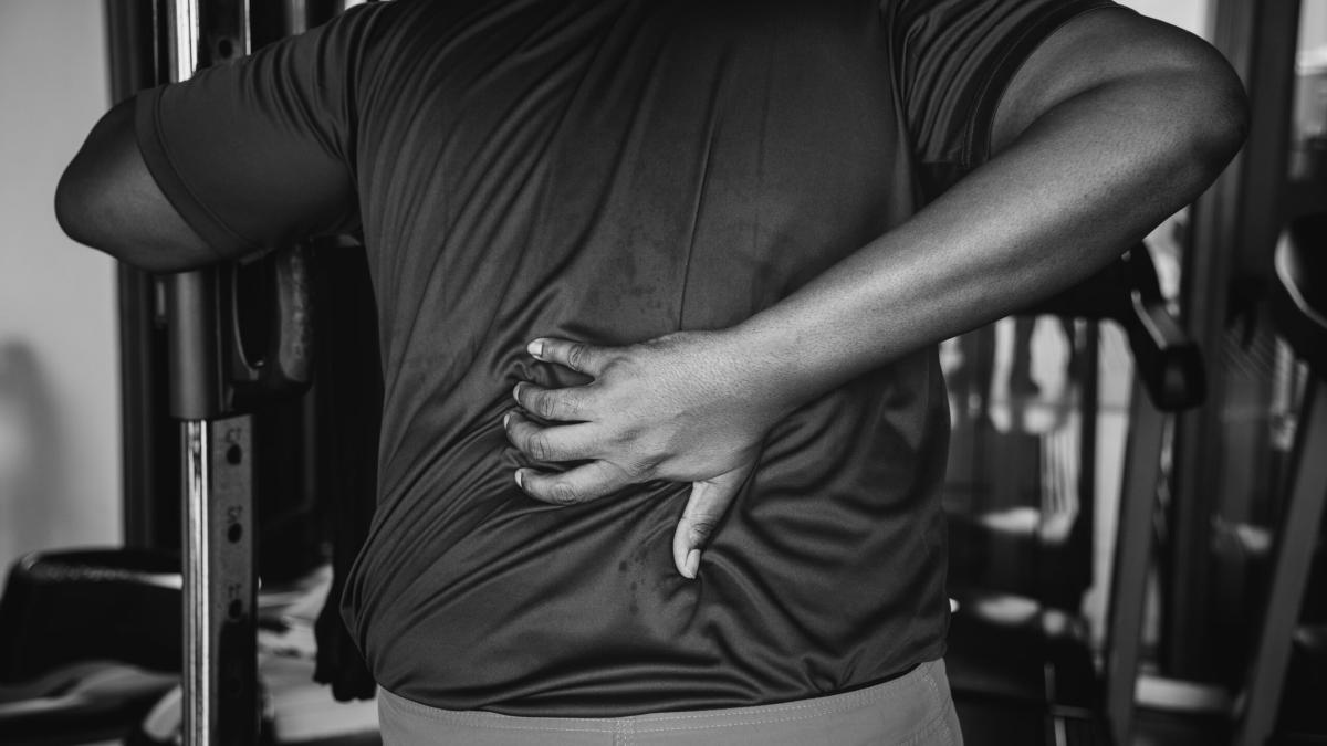De ce nu trebuie ignorate durerile lombare: Pericolele sedentarismului și ale obezității asupra coloanei vertebrale